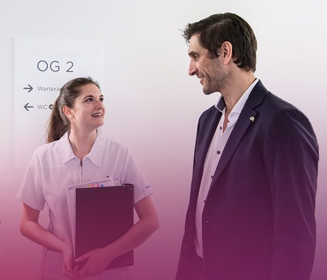 Pflegefachfrau und Arzt im Gespräch im Spital
